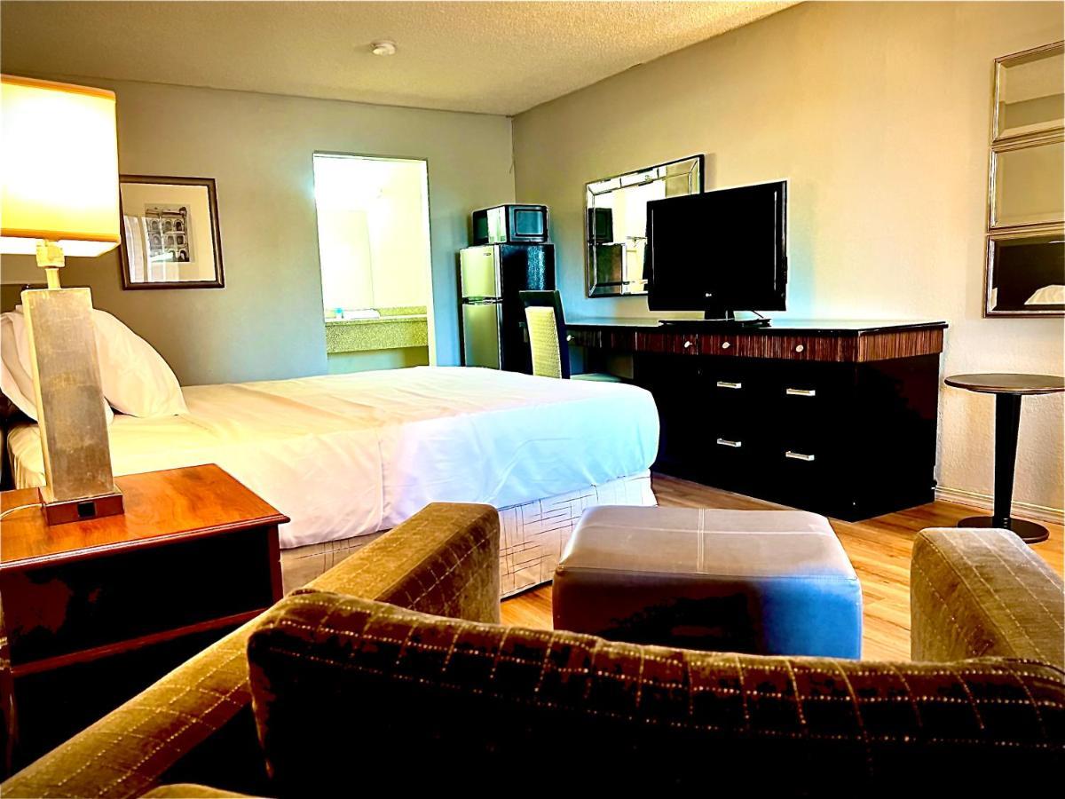 Economy Inn And Suites Tulsa Bagian luar foto