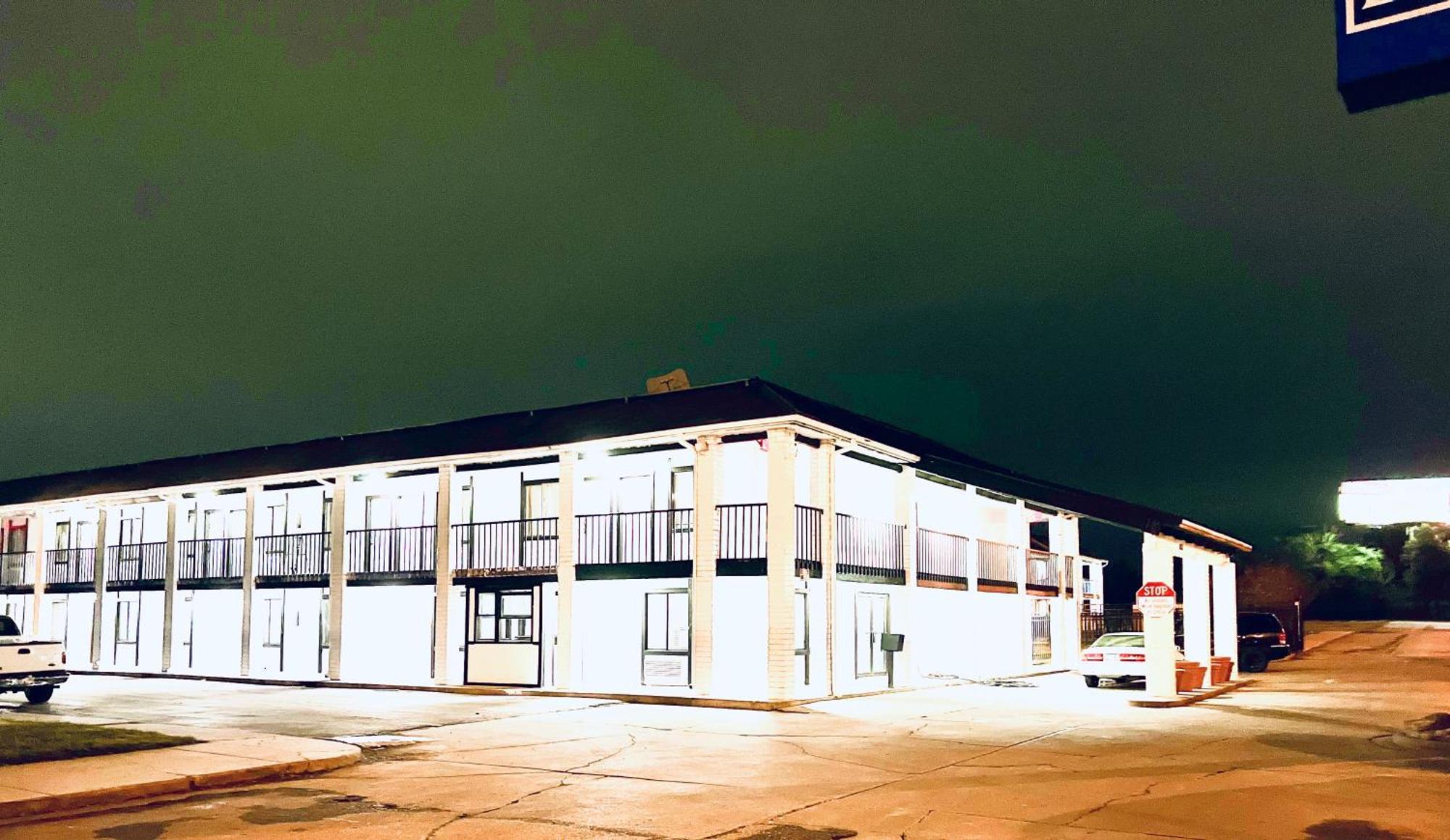 Economy Inn And Suites Tulsa Bagian luar foto