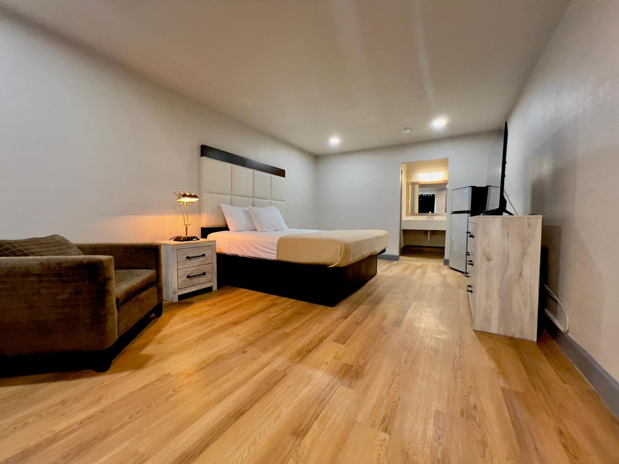 Economy Inn And Suites Tulsa Bagian luar foto