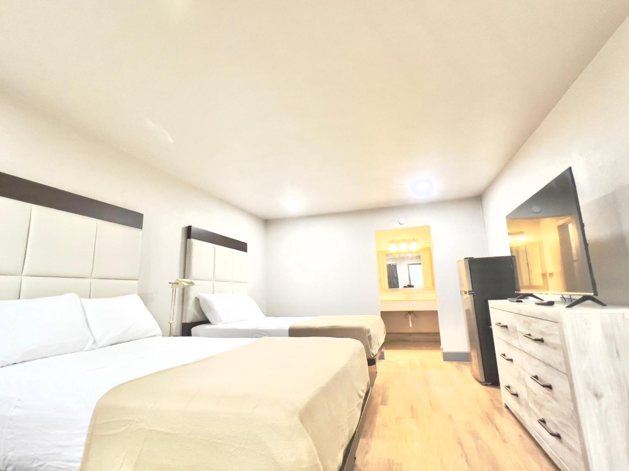 Economy Inn And Suites Tulsa Bagian luar foto