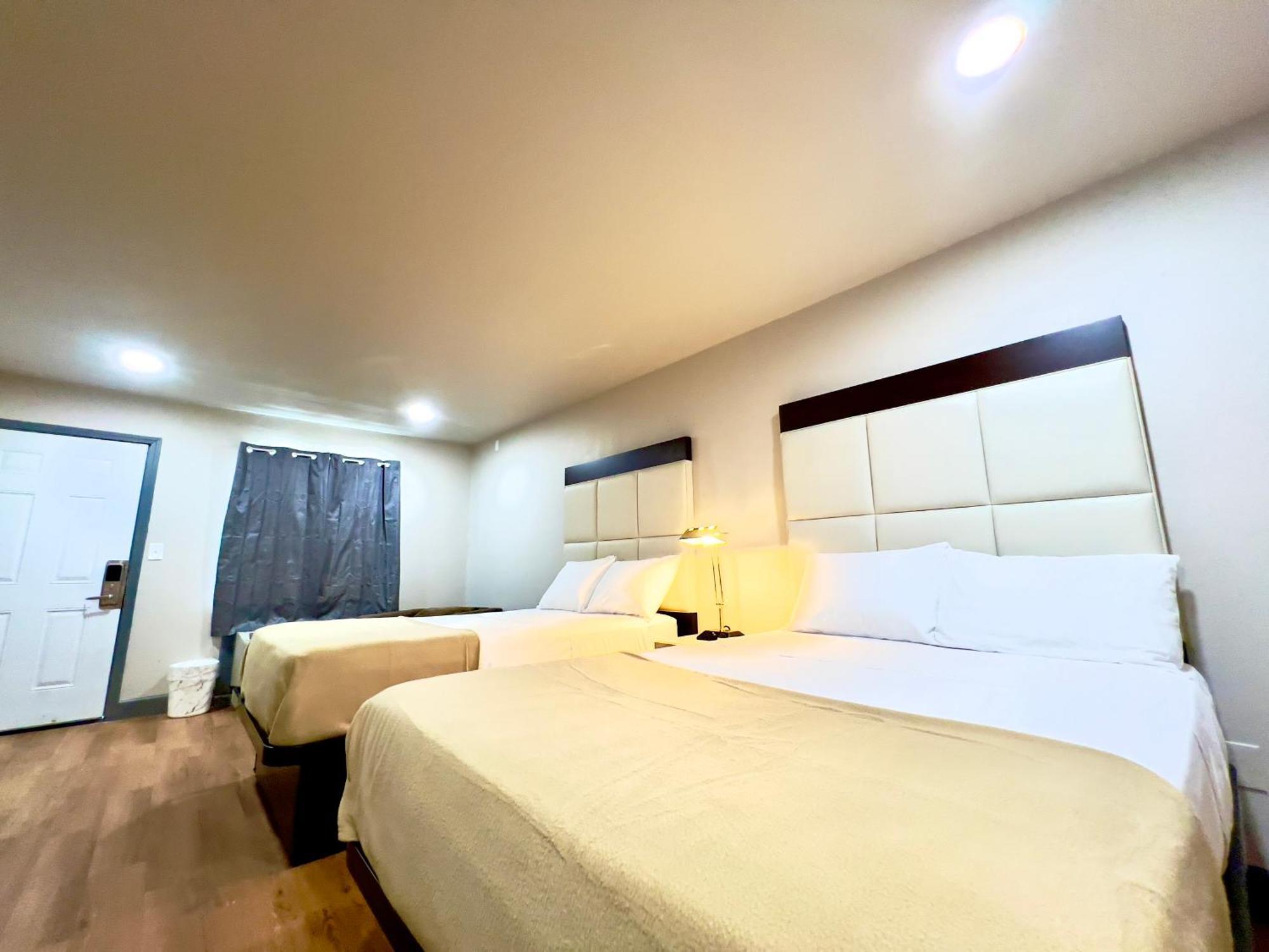 Economy Inn And Suites Tulsa Bagian luar foto