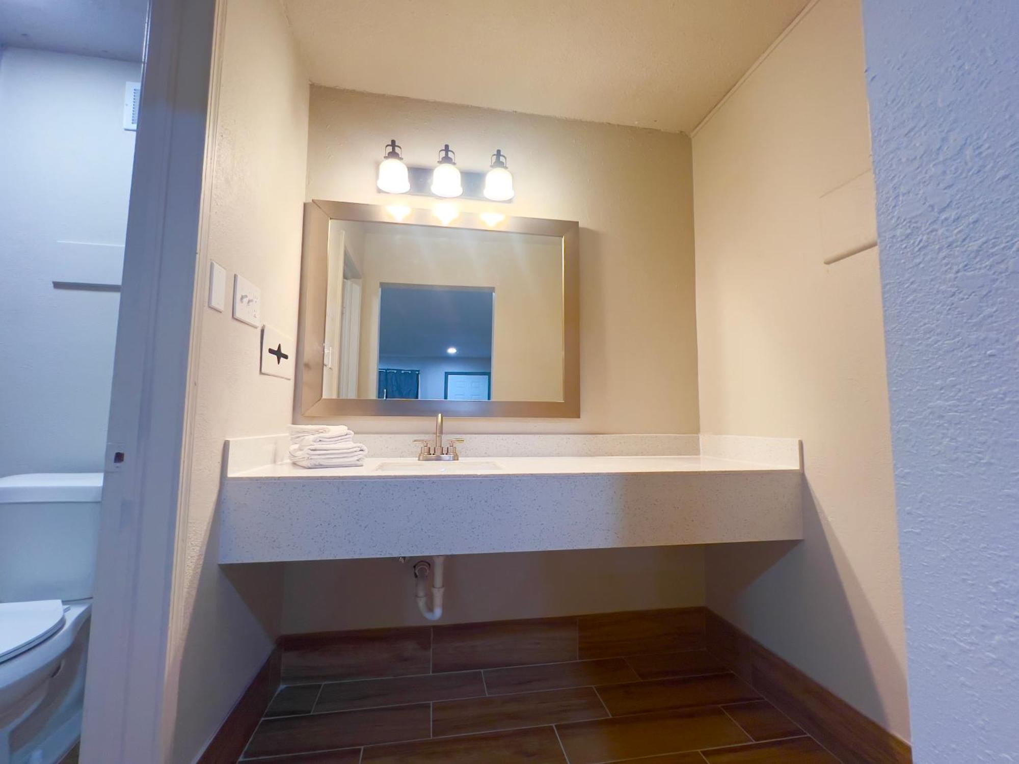 Economy Inn And Suites Tulsa Bagian luar foto