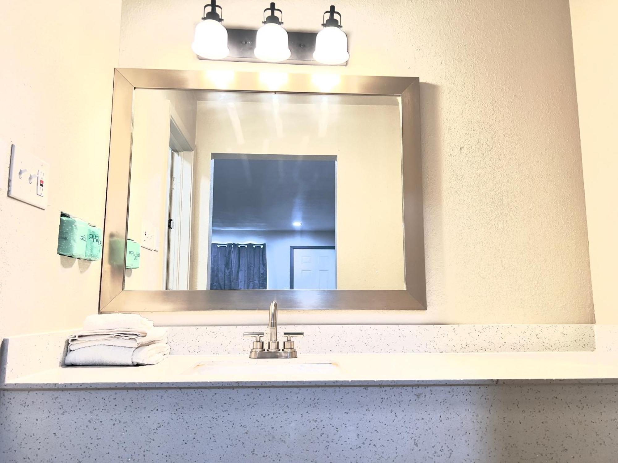 Economy Inn And Suites Tulsa Bagian luar foto