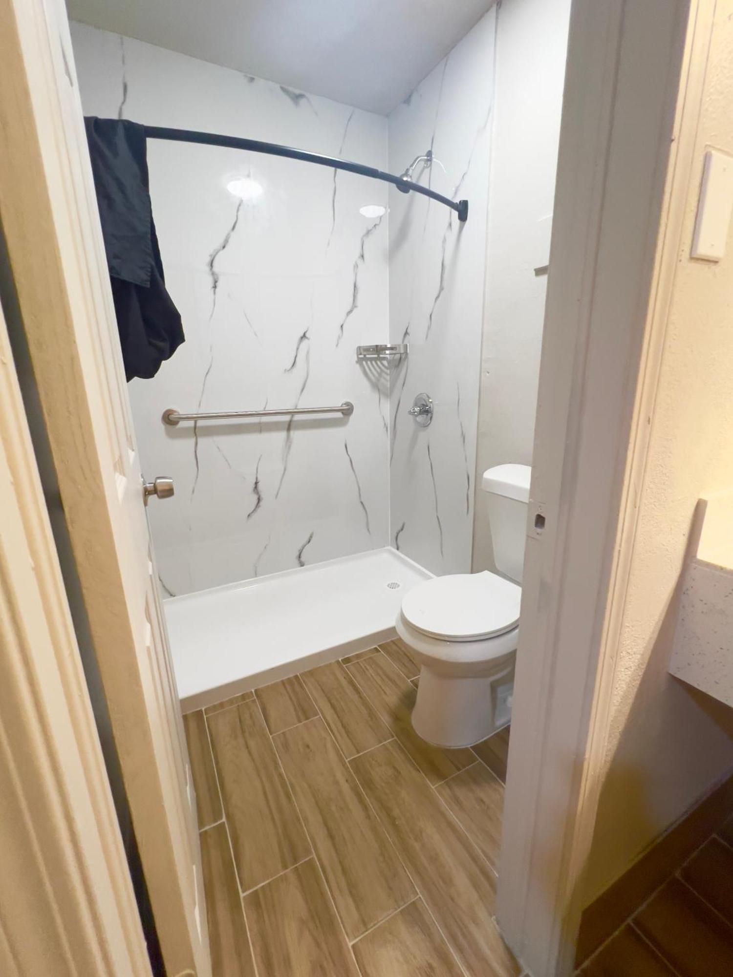 Economy Inn And Suites Tulsa Bagian luar foto