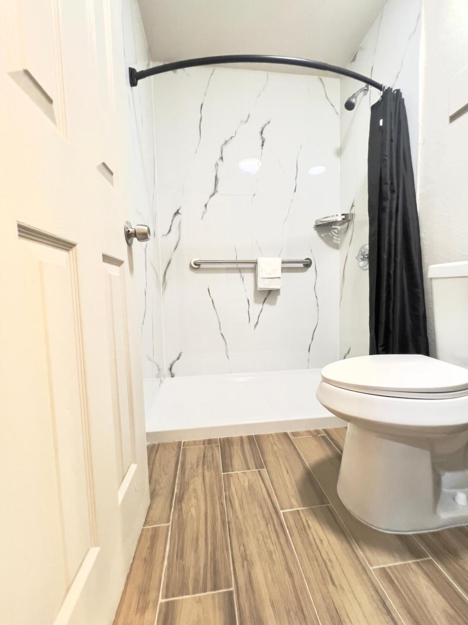 Economy Inn And Suites Tulsa Bagian luar foto